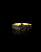 Titaninis žiedas su aukso vidumi ir kubine faktūra