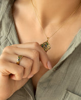 Auksinis pakabukas su deimantais, safyrais ir granatais tsavoritais "Soft Mosaic"