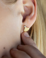 Auksiniai auskarai su baltais safyrais