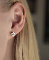 Auksiniai auskarai su baltais safyrais