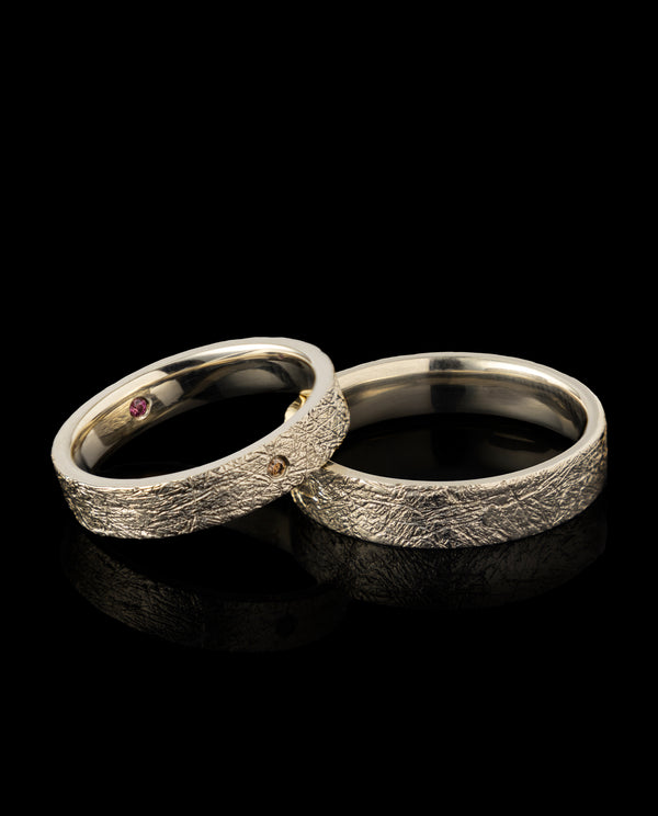 Šampaninio aukso vestuviniai žiedai su konjakiniu deimantu ir rubinu "R&D"