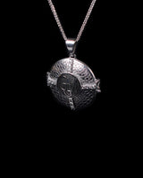 Auksinis medalionas su inicialais ir deimantais "GGM"