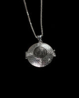 Auksinis medalionas su inicialais ir deimantais "GGM"