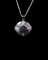 Auksinis medalionas su inicialais ir deimantais "GGM"