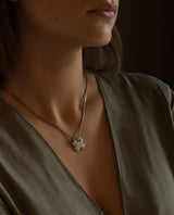 Auksinis pakabukas su žaliu akmenuku "Nešu sėkmę"