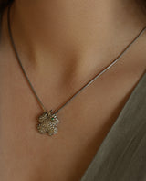 Auksinis pakabukas su žaliu akmenuku "Nešu sėkmę"