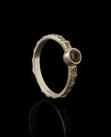 Auksinis žiedas su konjakiniu deimantu "Gyvenu"