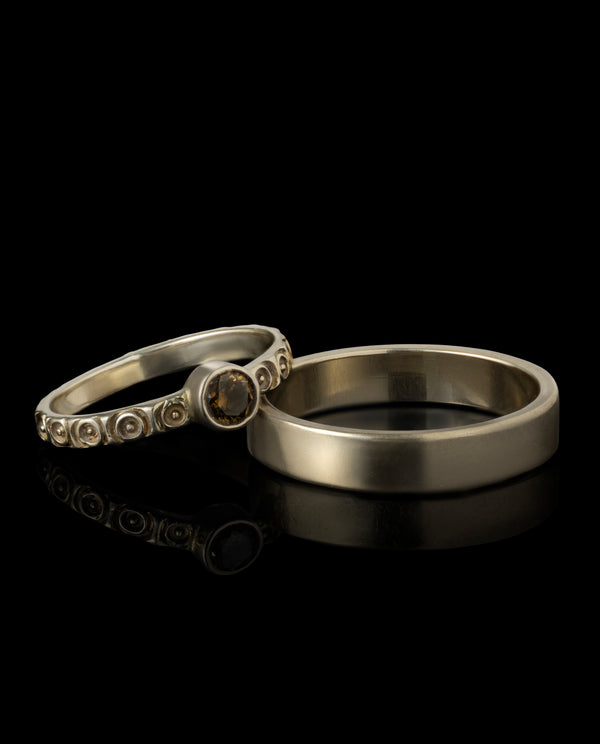 Šampaninio aukso vestuviniai žiedai su konjakiniu deimantu