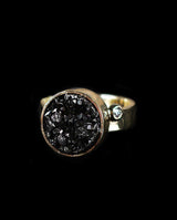 Auksinis žiedas su deimantu ir kvarco drūza "Rock&Roll"