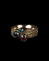 Auksinis žiedas su smaragdu, rubinu ir safyru "Life is sweet"