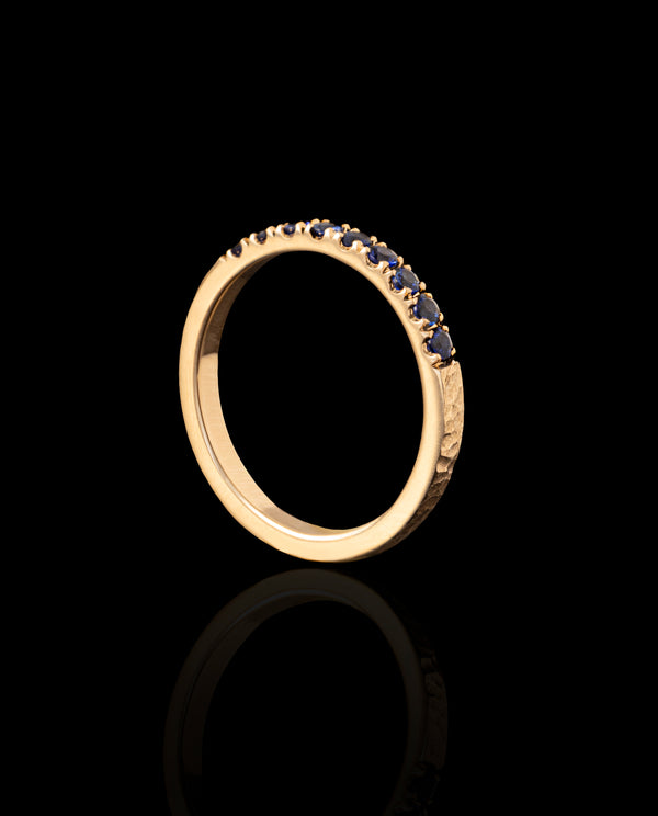 Auksinis žiedas su safyrais "Half Eternity"