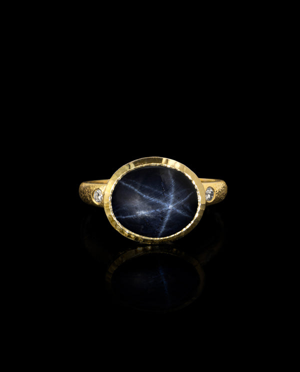 Auksinis žiedas su žvaigždiniu safyru ir deimantais