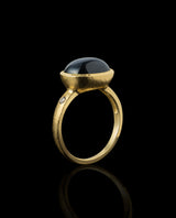 Auksinis žiedas su žvaigždiniu safyru ir deimantais