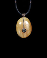 Auksinis pakabukas su gintaru, juodais deimantais ir žaliu safyru "Gintaras"