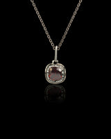 Sidabrinis kaklo papuošalas su granatu