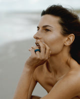 Niobio žiedas su nešlifuotu turmalinu