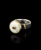 Sidabrinis paauksuotas žiedas su safyru ir perlamutru