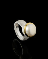 Sidabrinis paauksuotas žiedas su perlu