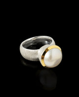 Sidabrinis paauksuotas žiedas su perlu