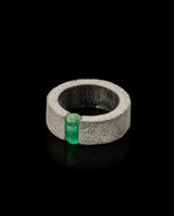 Tantalo žiedas su nešlifuotu smaragdu