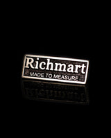 Auksinis ženkliukas su logotipu "Richmart"