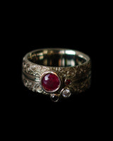 Auksinis žiedas su deimantais ir rubinais "Life is sweet with family"