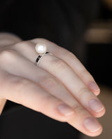 Auksinis žiedas su perlu ir deimantais "Jūros šukelės"