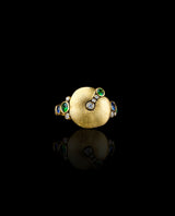 Auksinis žiedas su deimantais, safyrais ir granatais tsavoritais "Apple"