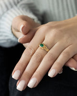 Auksinis žiedas su smaragdu