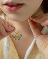 Auksinis pakabukas su deimantais ir emale "Drugys"