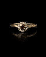 Auksinis žiedas su konjakiniu ir baltais deimantais "Shining Sun"