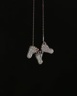 Auksinis kaklo papuošalas su deimantais "Pėdutės"