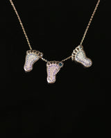 Auksinis kaklo papuošalas su deimantais "Pėdutės"