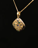 Auksinis pakabukas su deimantais, safyrais ir granatais tsavoritais "Soft Mosaic"