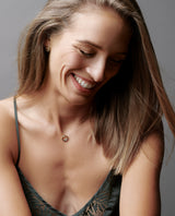 Auksinis pakabukas su spalvotais deimantais "FLOW'ing"