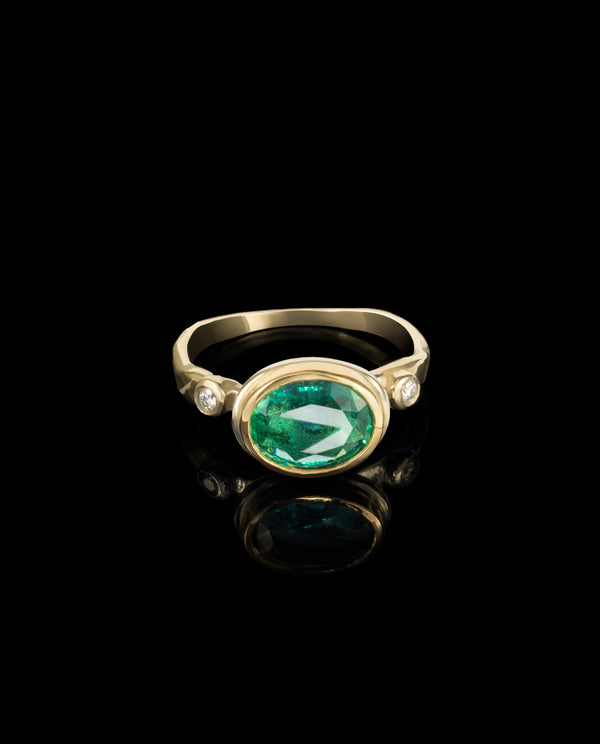 Auksinis žiedas su smaragdu ir deimantais