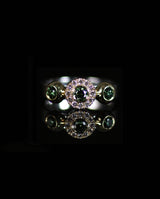 Auksinis žiedas su žaliais ir baltais deimantais "Shining green eyes"