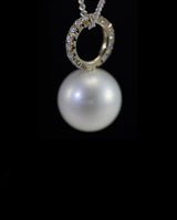 Auksinis pakabukas su deimantais ir perlu