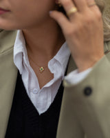 AUKSINIS KAKLO PAPUOŠALAS SU DEIMANTU IR ROŽINIU SAFYRU "CROSS"