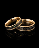 Raudono ir juodo aukso vestuviniai žiedai su žaliu deimantu "M&D"