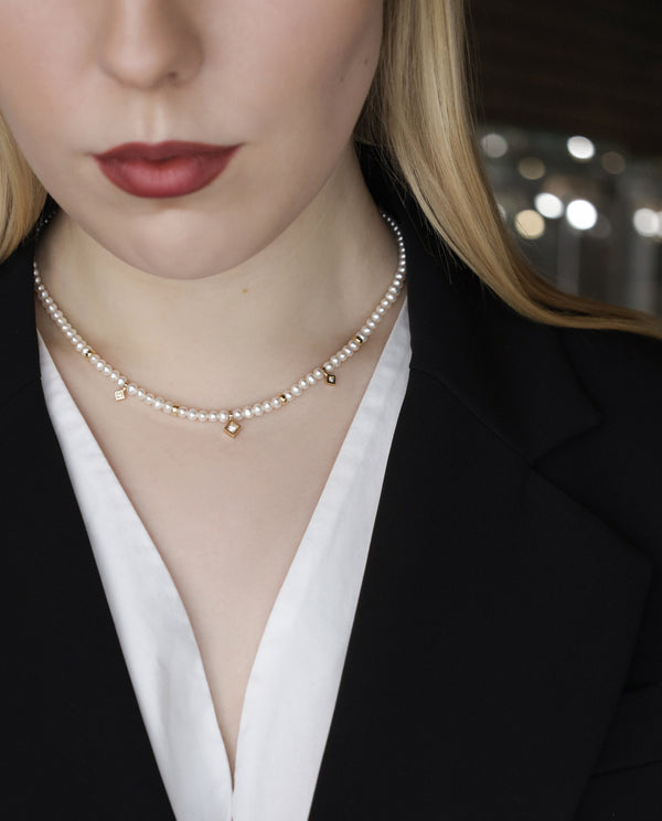 Kaklo papuošalas su perlais, auksu ir safyrais "Perlų vėrinys"