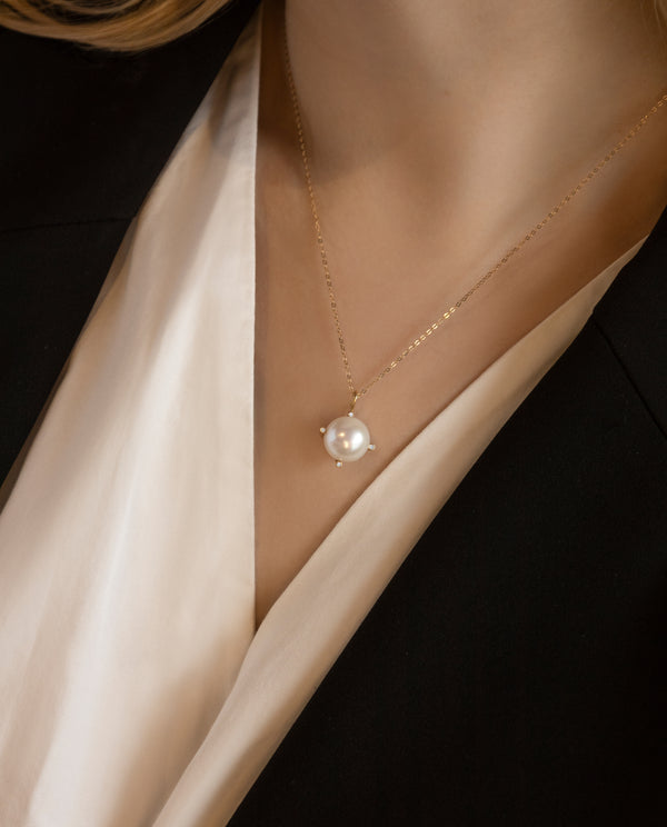 Auksinis pakabukas su perlu ir deimantais "Perlas deimantuose"