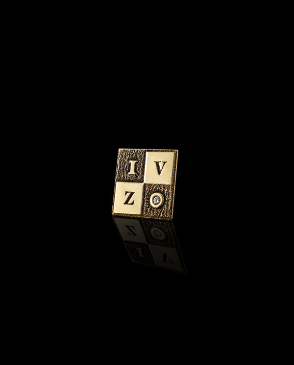 Sidabriniai ir auksiniai ženkliukai su deimantu "IZOV"
