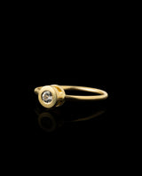 Auksinis žiedas su baltu safyru