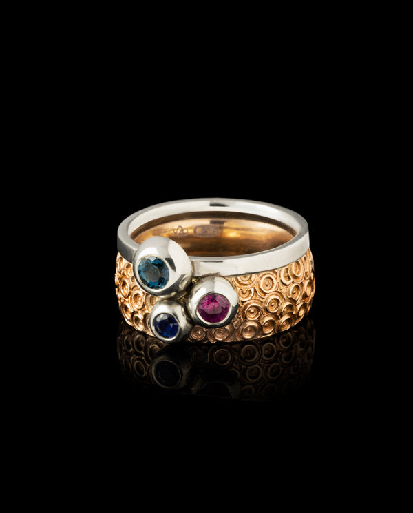 Auksinis žiedas su safyru, rubinu ir Londono topazu "Life is sweet"