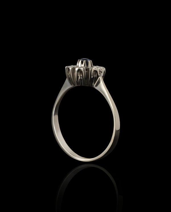 Auksinis žiedas su safyru ir deimantais "Karališka rugiagėlė"