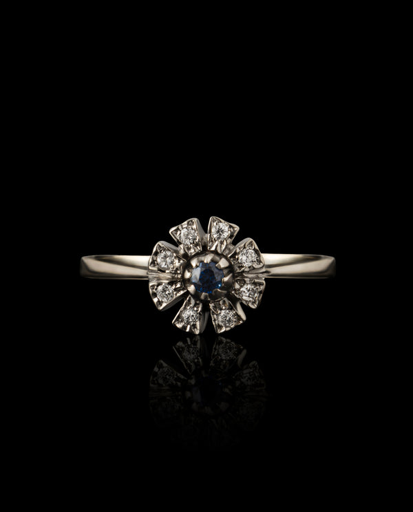 Auksinis žiedas su safyru ir deimantais "Karališka rugiagėlė"