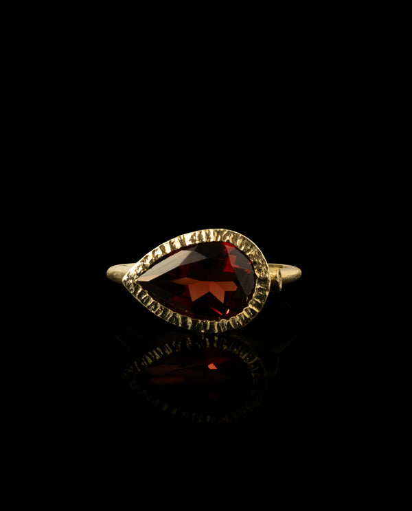 Auksinis žiedas su granatu ir deimantu "Ąsotėlis"