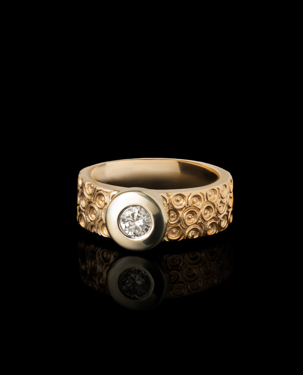 Auksinis žiedas su deimantu "Gyvenu"