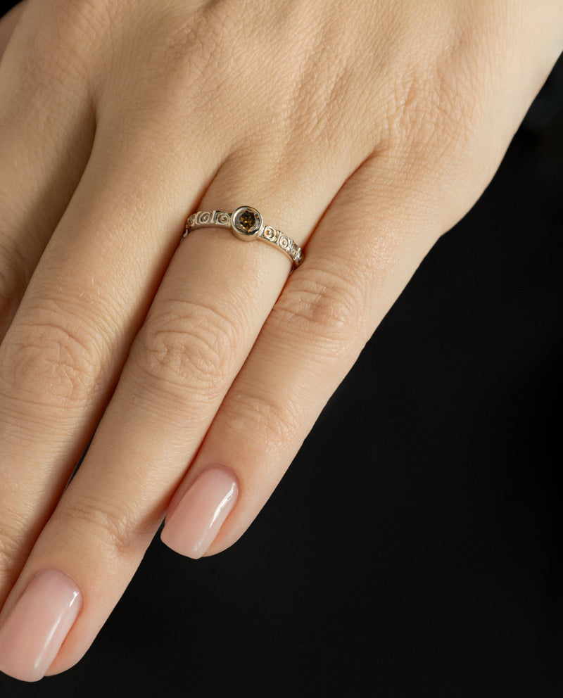Auksinis žiedas su konjakiniu deimantu "Gyvenu"